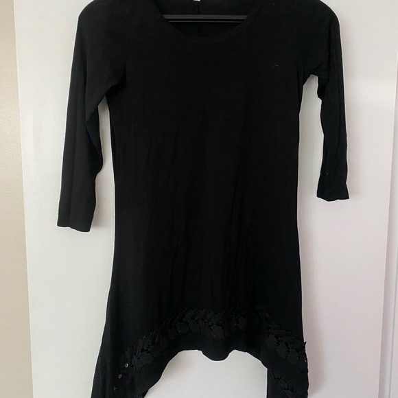 Cleo stretchy light tunic. Open detail along the bottom. 3/4 sleeve - Picture 2 of 3